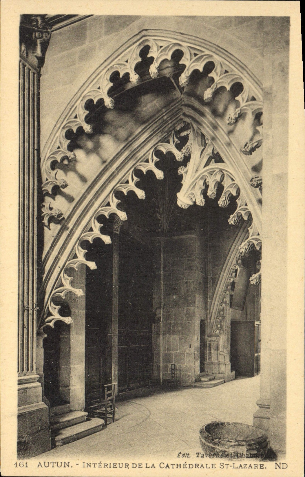CPA Autun interieur de la cathedrale St Lazare