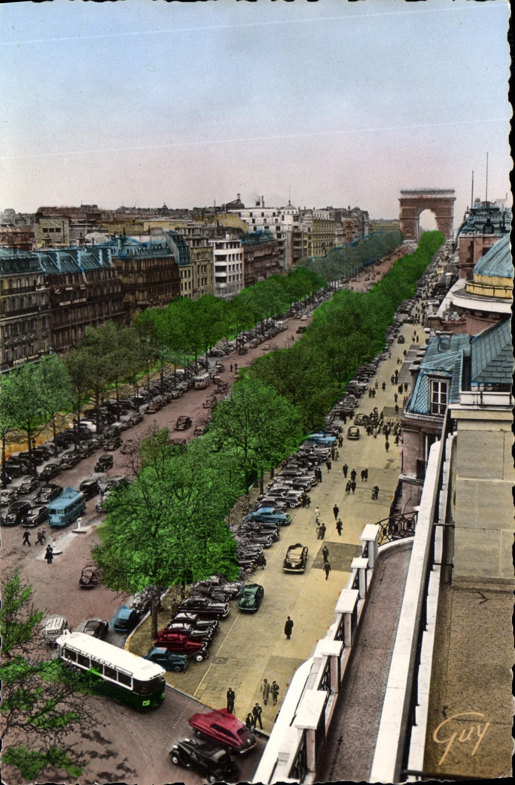 CPA Paris et ses Merveilles l'Avenue des Champs Elysees vers l'arc de Triomphe de l'Etoile 
