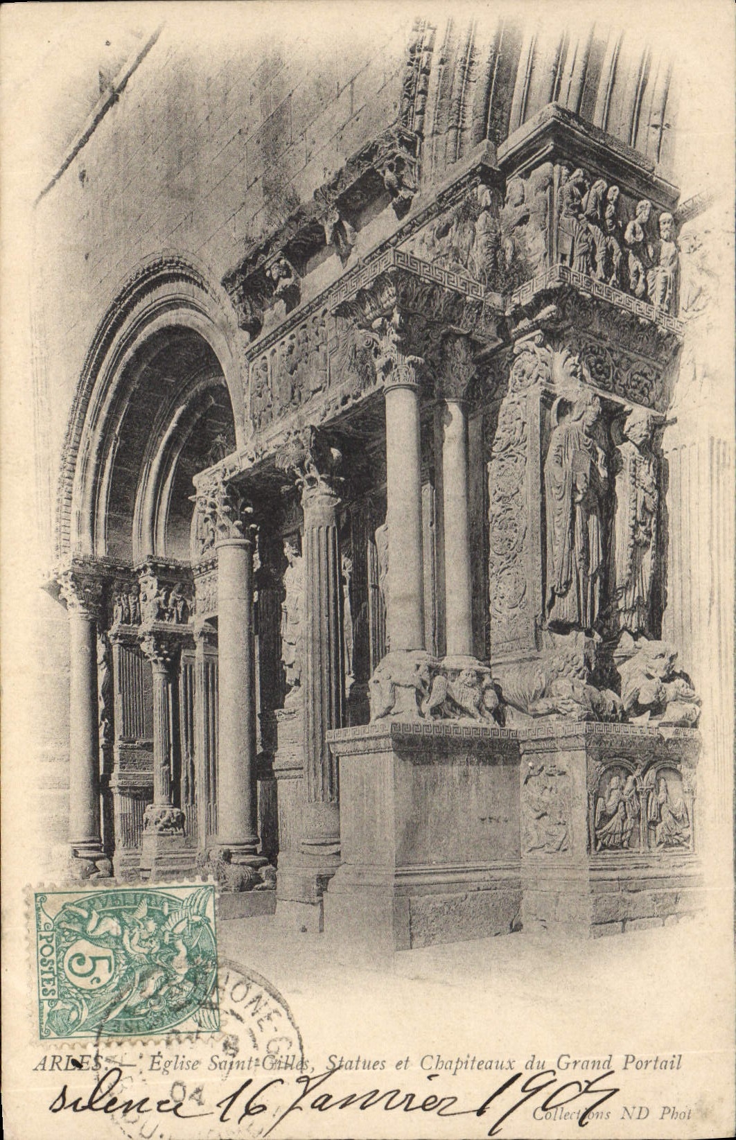 CPA Arles eglise Saint Gilles statue et Chapiteaux du grand portail