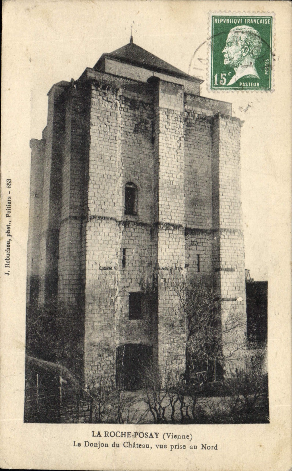 CPA La Roche Posay Vienne le Donjon du chateau vue prise au Nord 