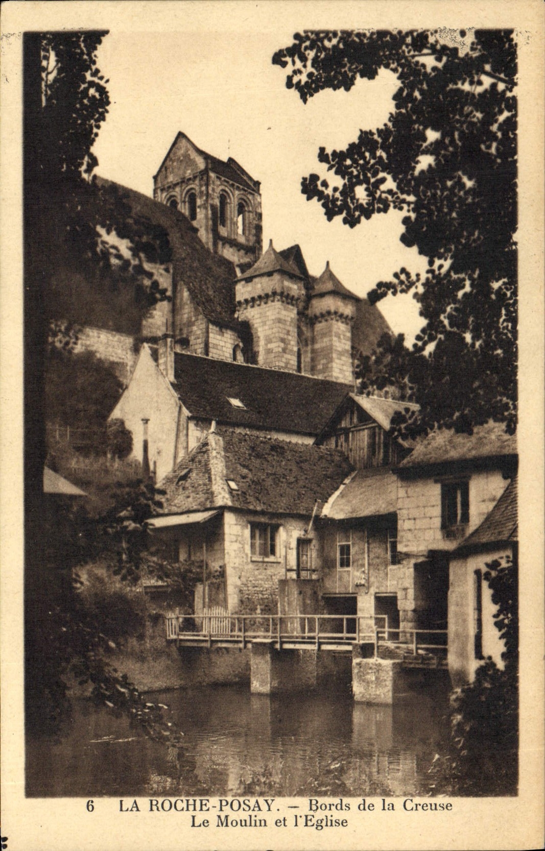 CPA La Roche Posay Bords de la Creuse le Moulin et l'eglise