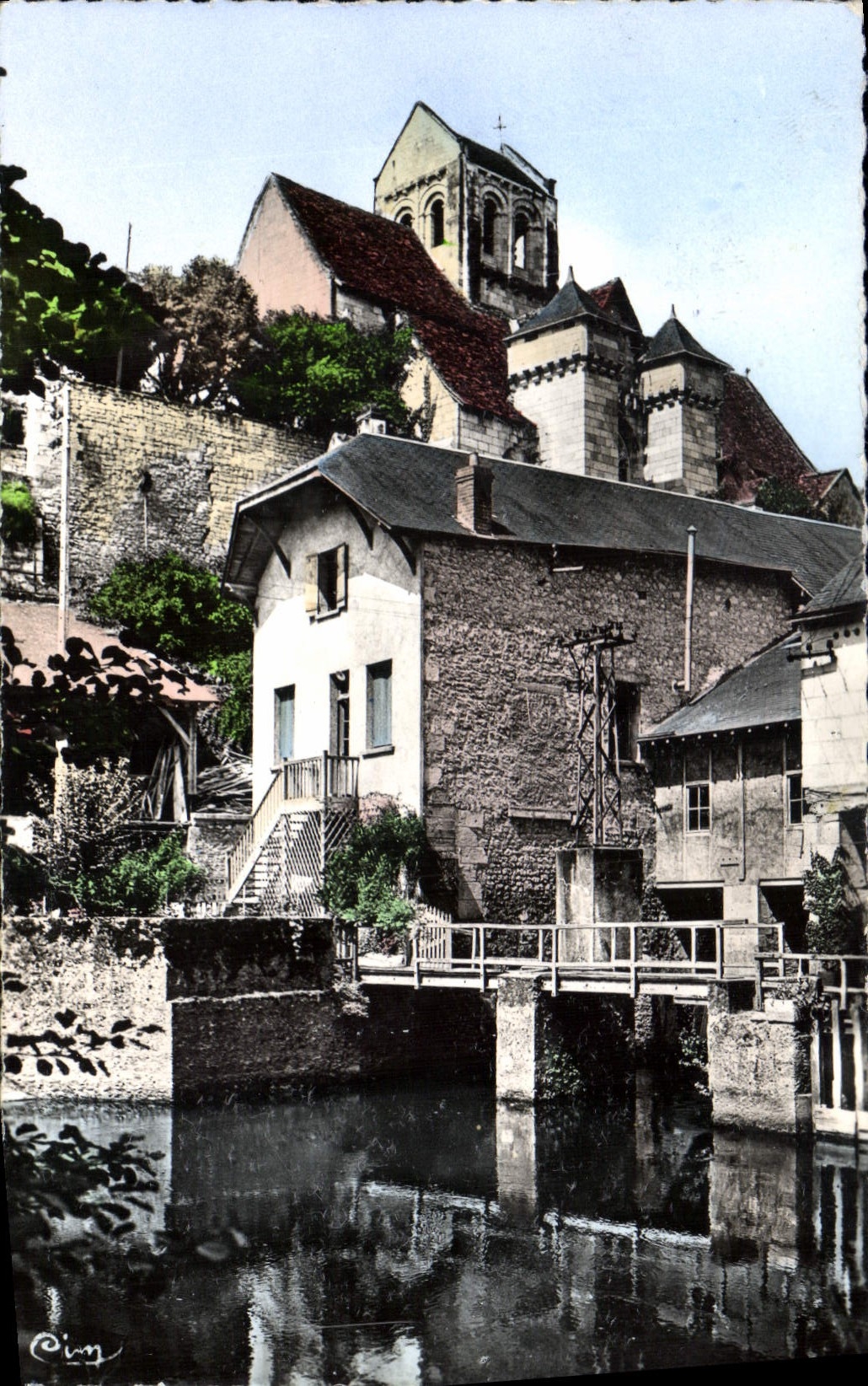 CPA La Roche Posay Les Bains Vienne l'eglise fortifiee XII XIV S au dessus du Moulin sur la Creuse