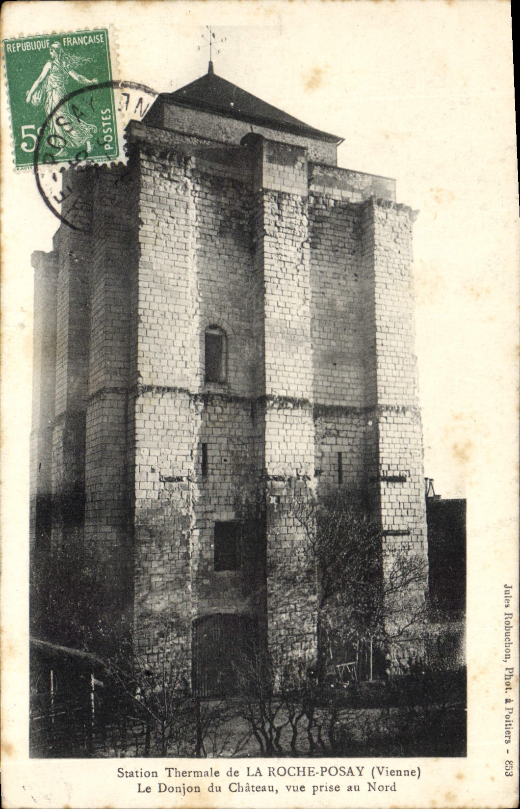 CPA Station Thermale de la Roche Posay Vienne le Donjon du chateau vue prise au Nord