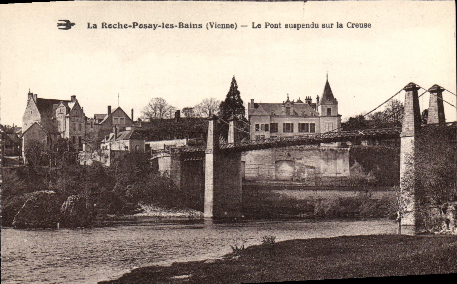 CPA La Roche Posay les Bains Vienne Le Pont suspendu sur la Creuse