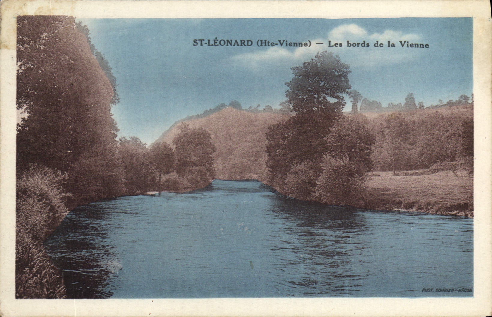 CPA St Leonard Hte Vienne Les bords de la Vienne