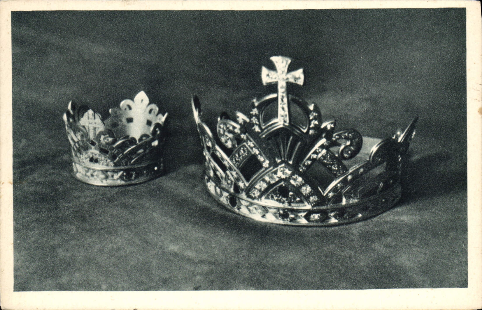 CPA Couronnes d'Or de Notre Dame de Sauvagnac Celle de la Vierge a 122 pierres Celle de l'enfant a 1
