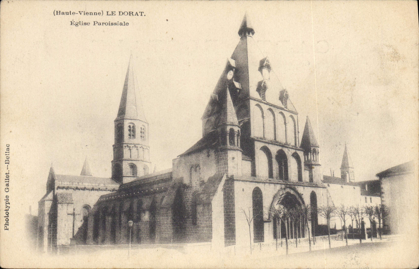 CPA Hte Vienne Le Dorat Eglise Paroissiale 