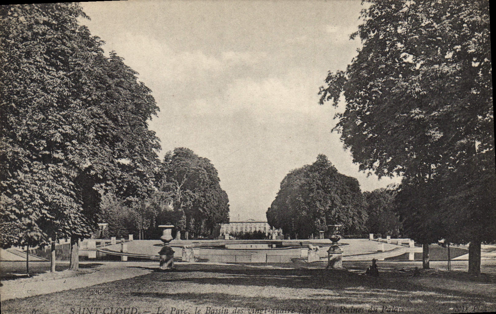 CPA Saint Cloud Le Parc Le bassin des vingt quatre jets et les ruines du Palais
