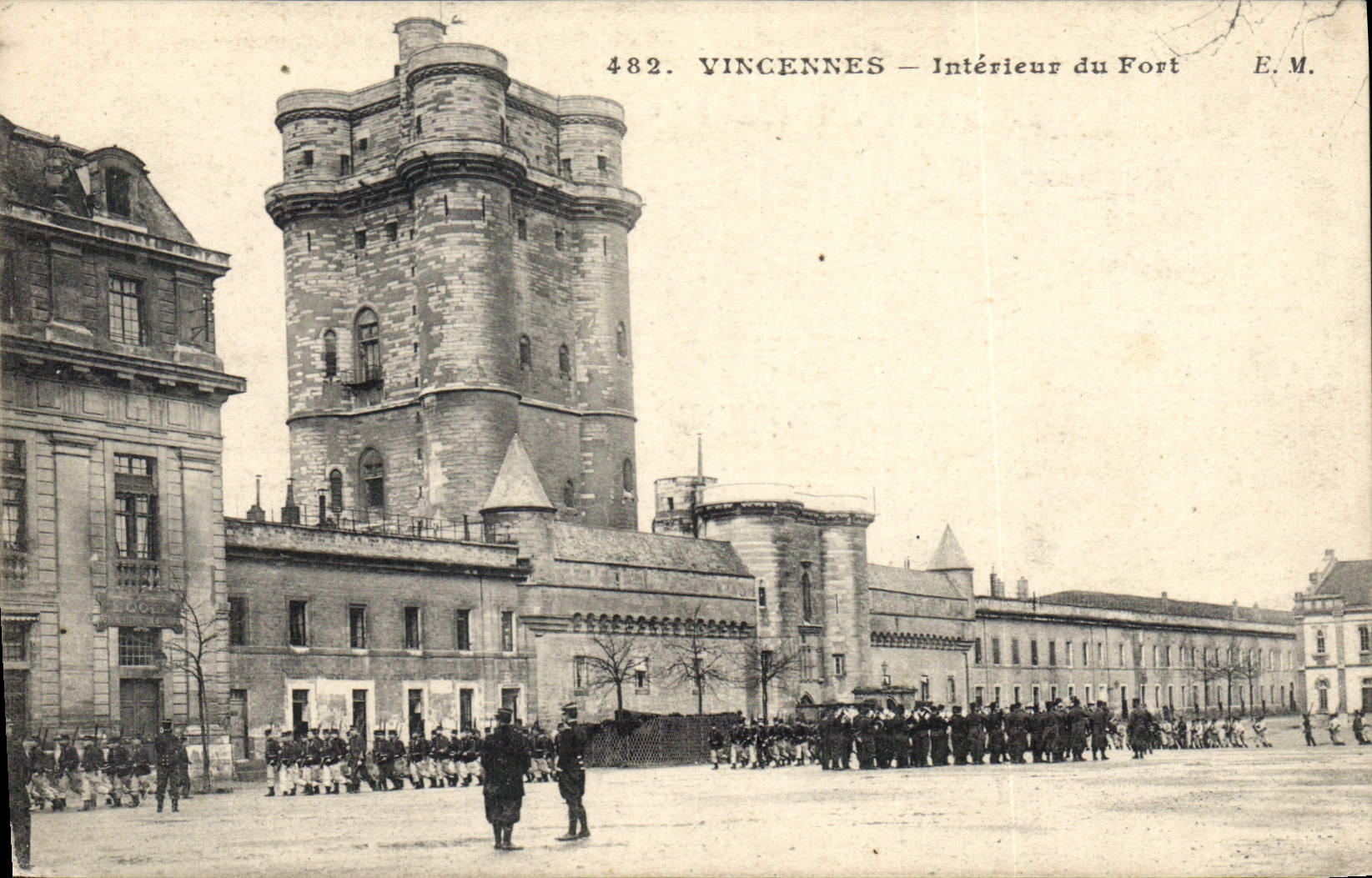 CPA Vincennes Interieur du Fort 