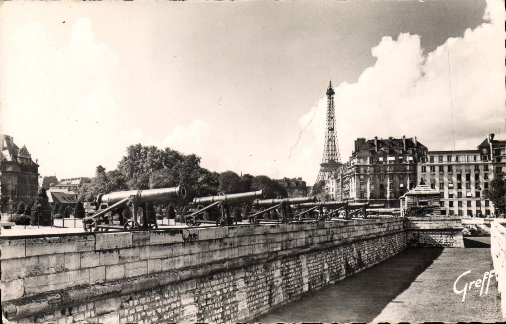 CPA Paris L'Esplanade des Invalides et la Tour Eiffel