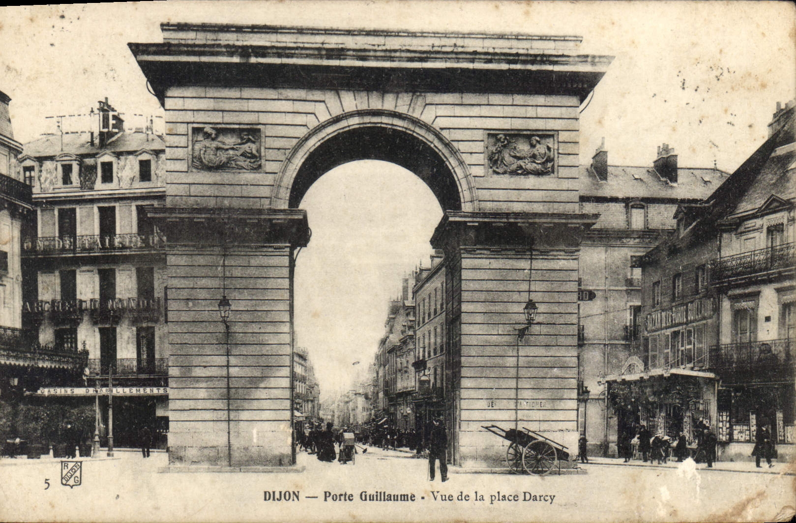 CPA Dijon Porte Guillaume Vue de la Place Darcy