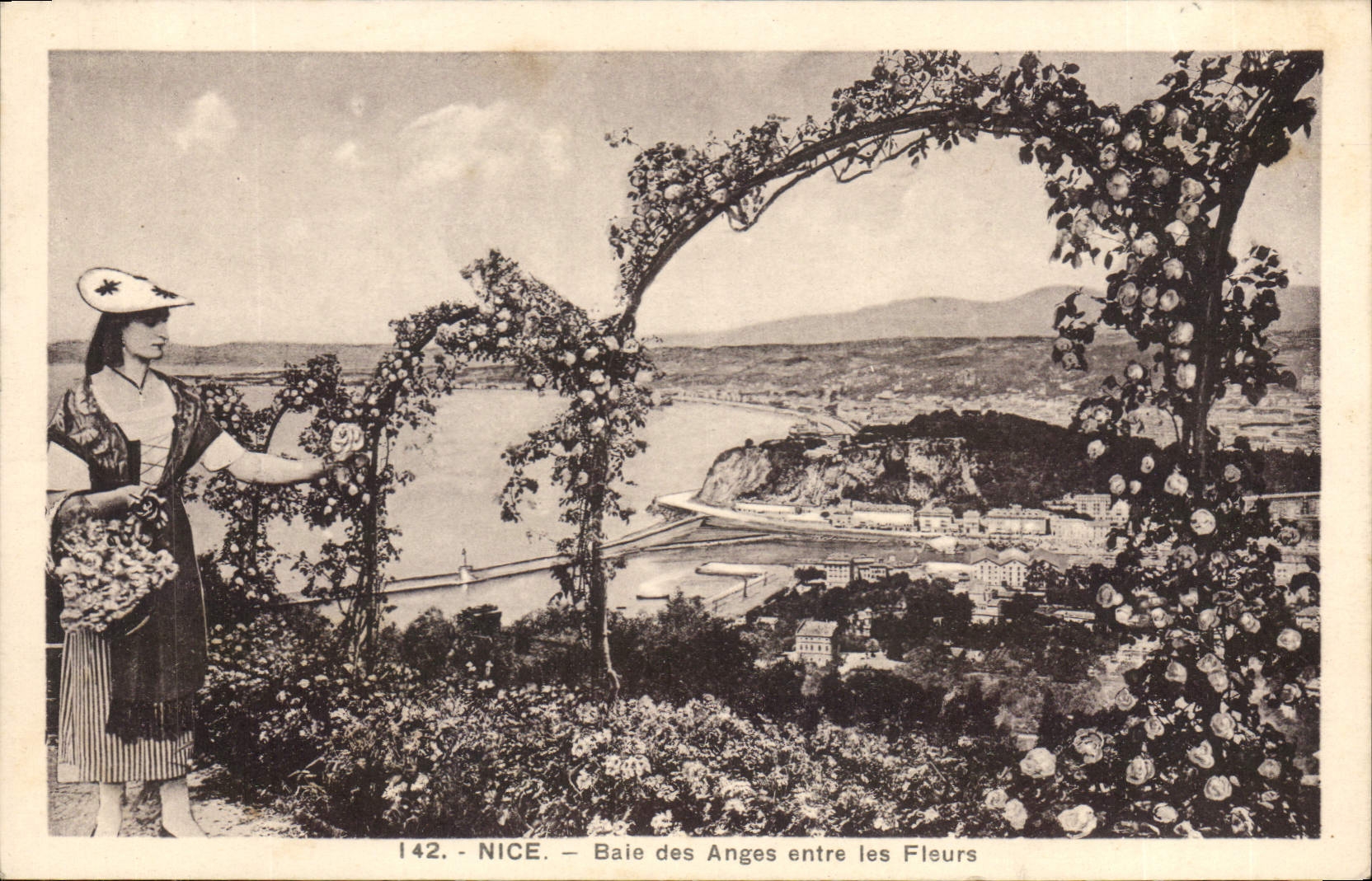 CPA Nice Baie des Anges entre les Fleurs