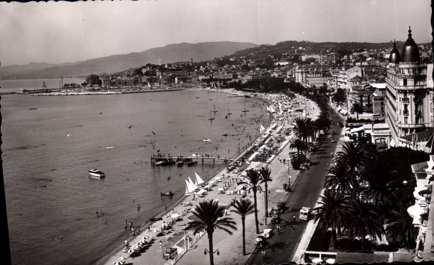 CPA Cannes La Croisette et la Plage 