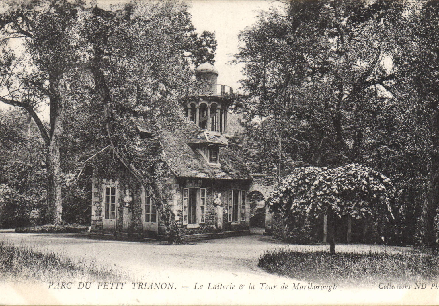 CPA Parc du Petit Trianon La Laiterie et la Tour de Marlborough 