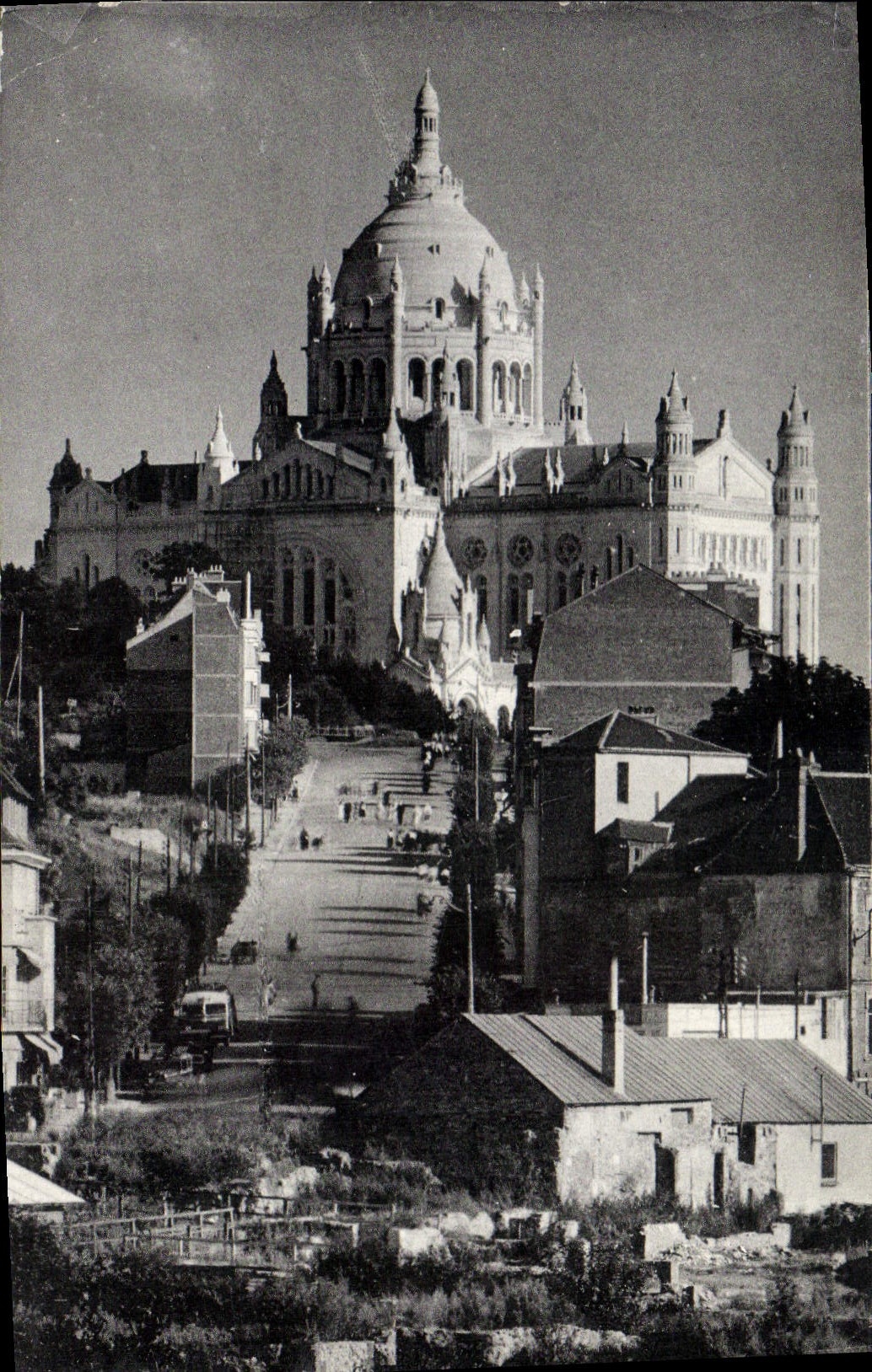 CPA Lisieux L'Avenue Ste Therese et la Cathedrale Ste Therese 