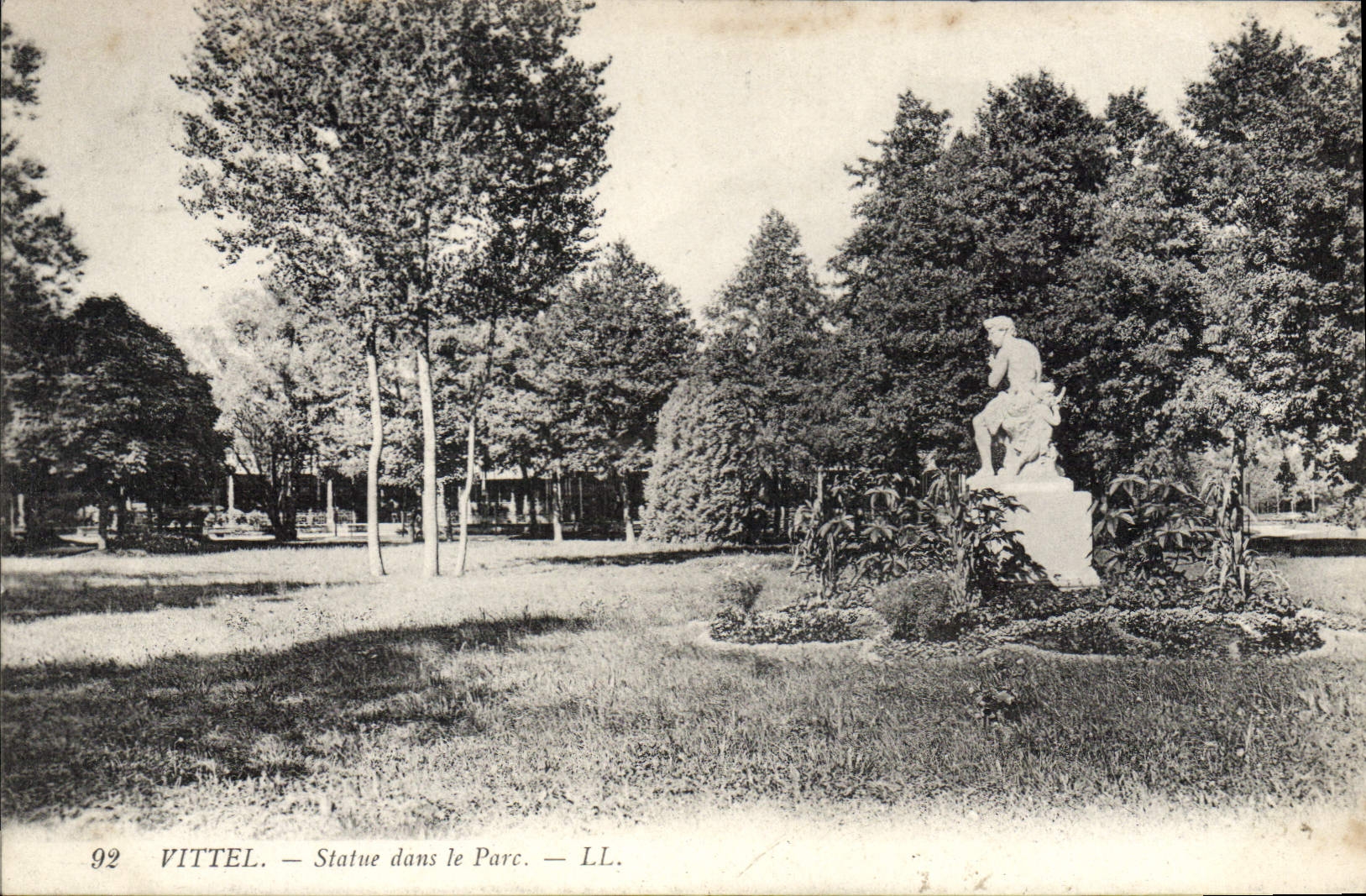 CPA Vittel Statue dans le Parc 