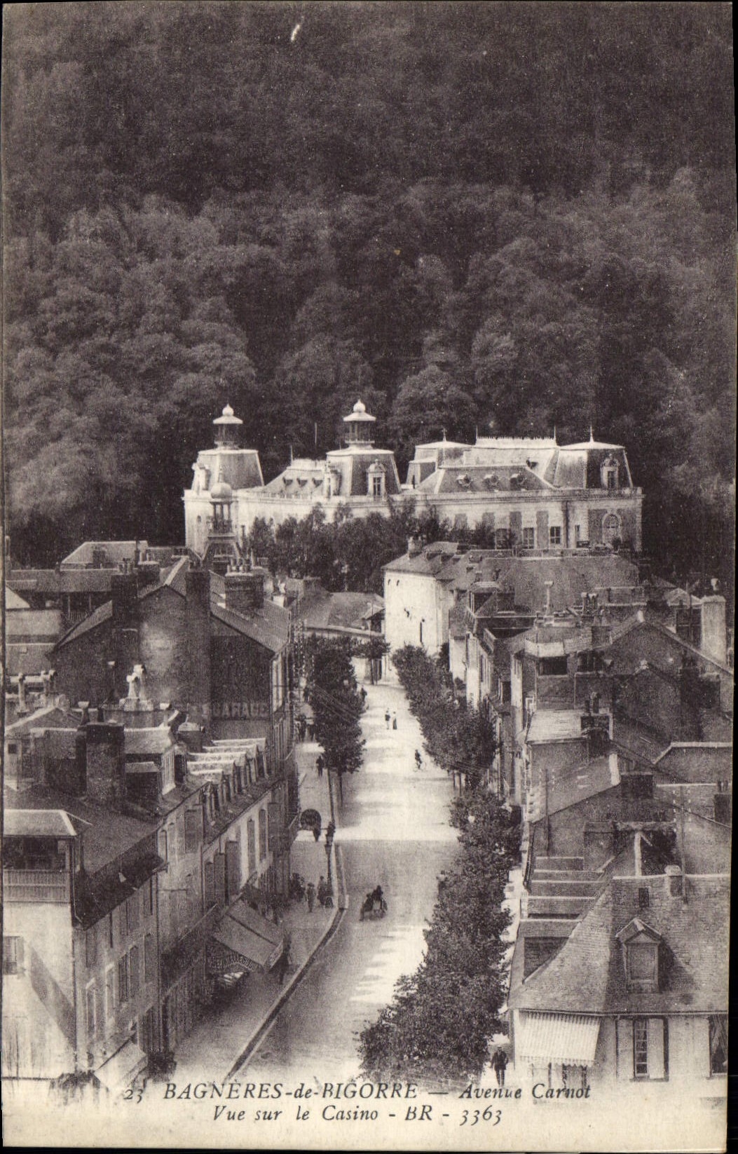 CPA Bagneres de Bigorre Avenue Carnot Vue sue le Casino