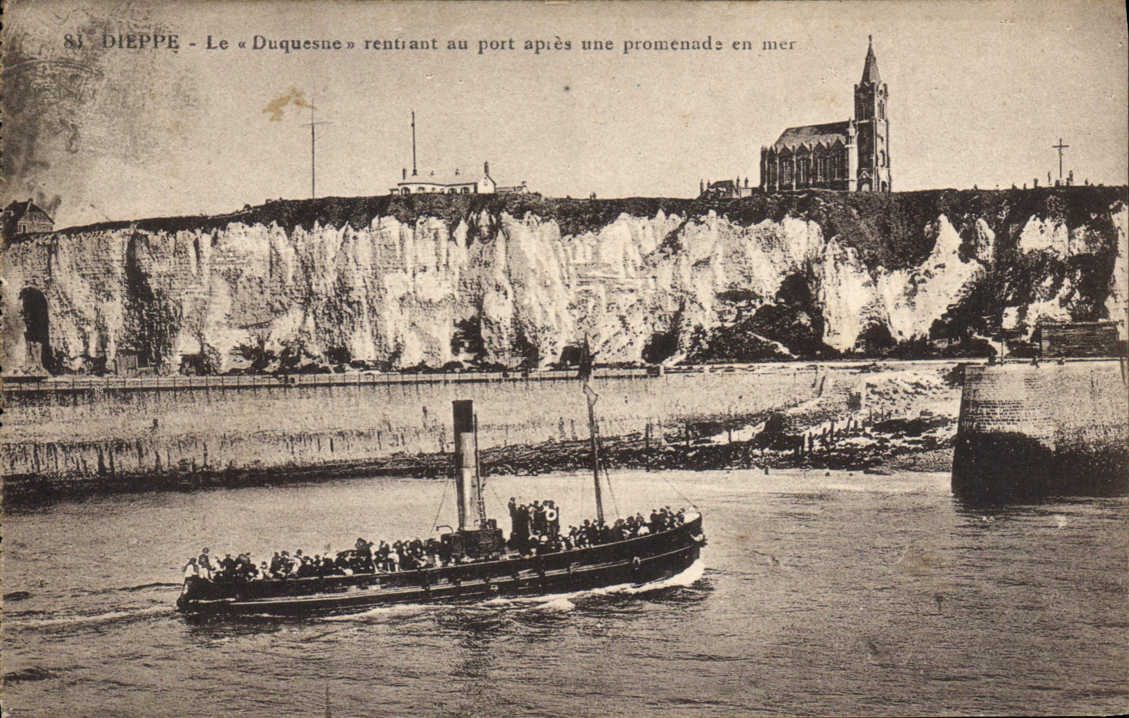 CPA Dieppe Le Duquesne rentrant au Port apres une promenade en mer Bateau