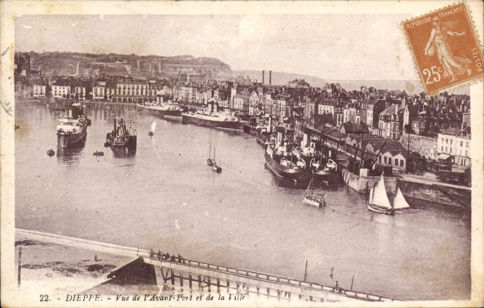 CPA Dieppe Vue de l'Avant Port 