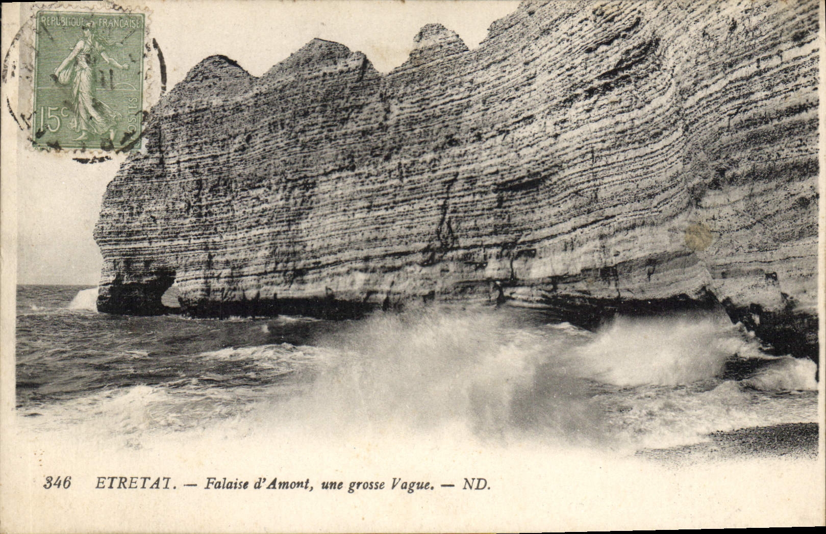 CPA Etretat Falaise d'Amont une Grosse Vague