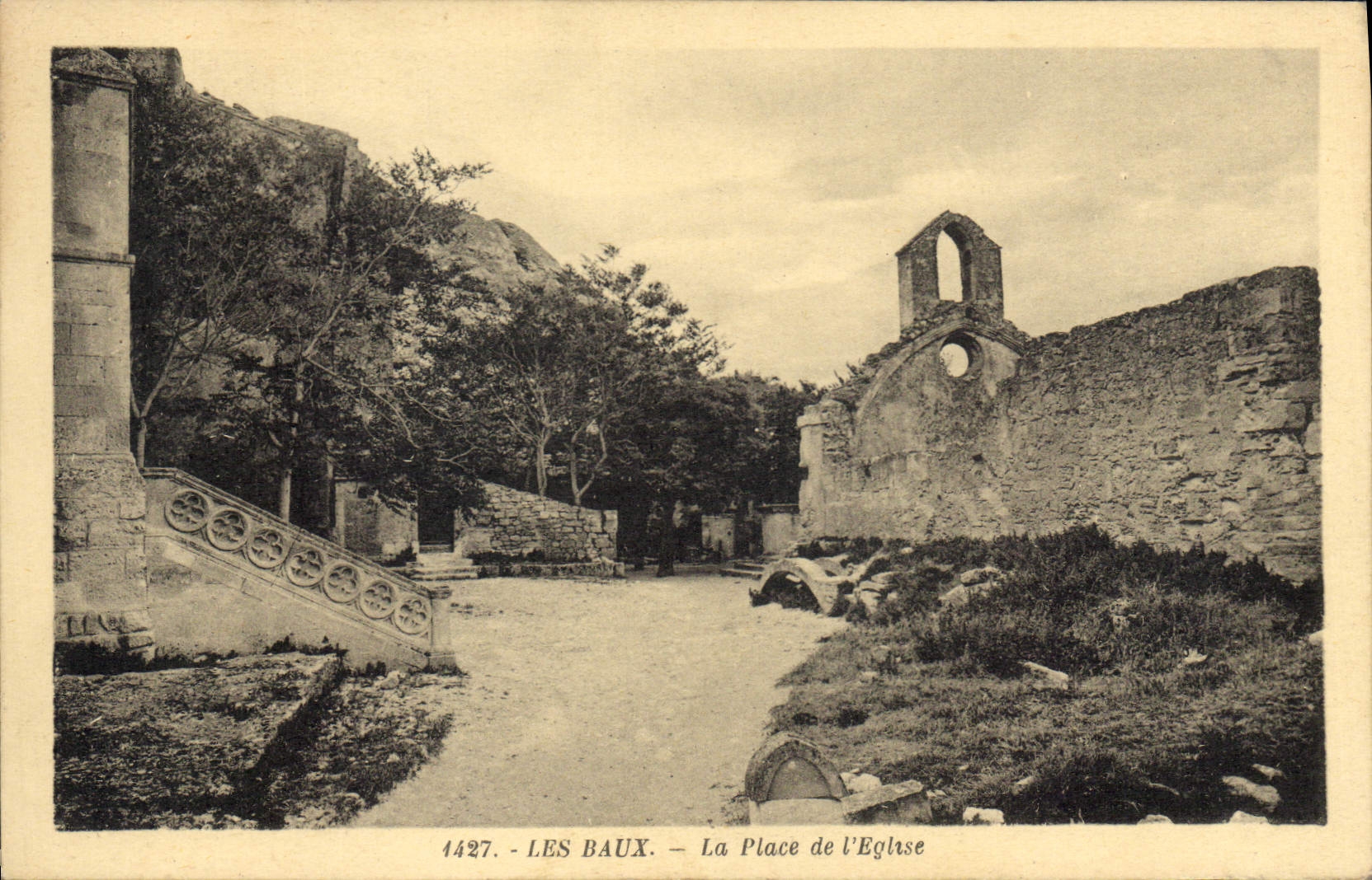 CPA Les Baux La Place de l'Eglise 