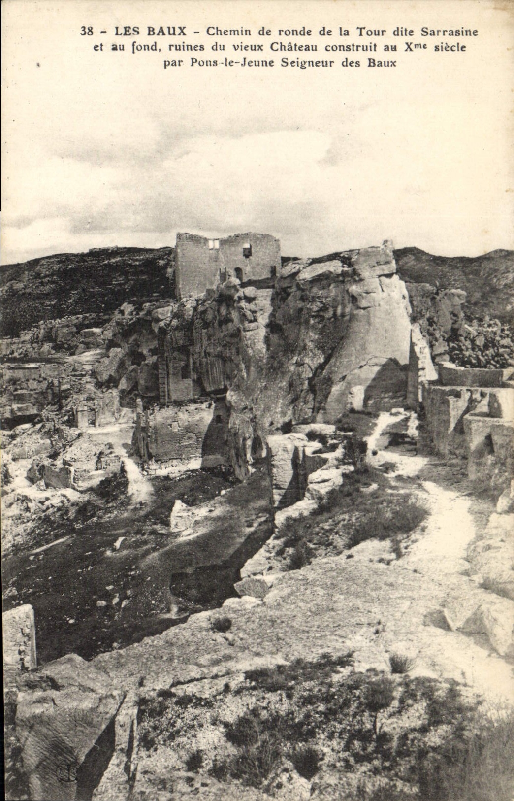 CPA Les Baux Chemin de ronde de la Tour dite Sarrasine et au fond ruines du vieux Chateau Pons le Je