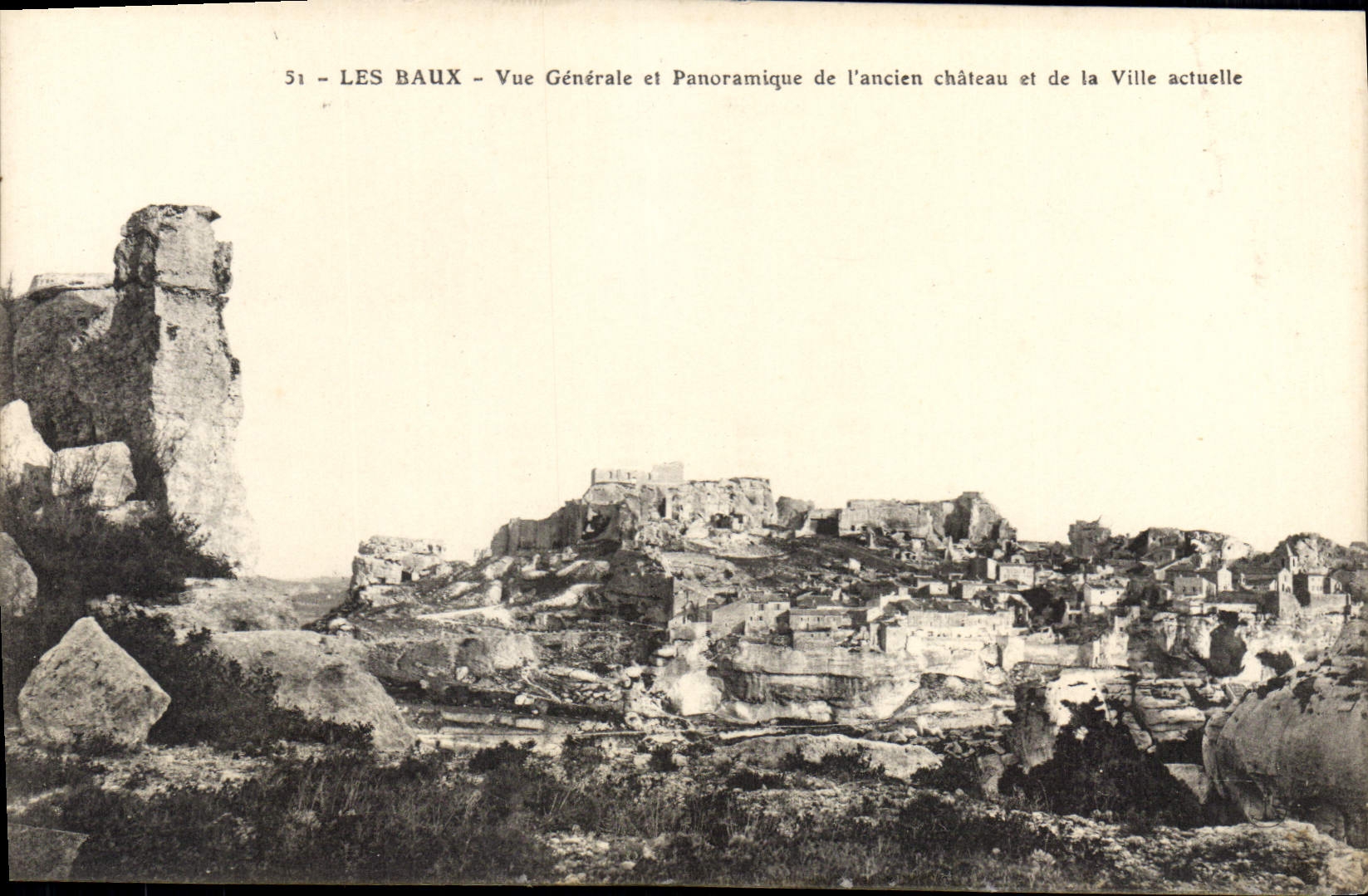 CPA Les Baux Vue Generale et Panoramique de l'ansien chateau et de la Ville actuelle 