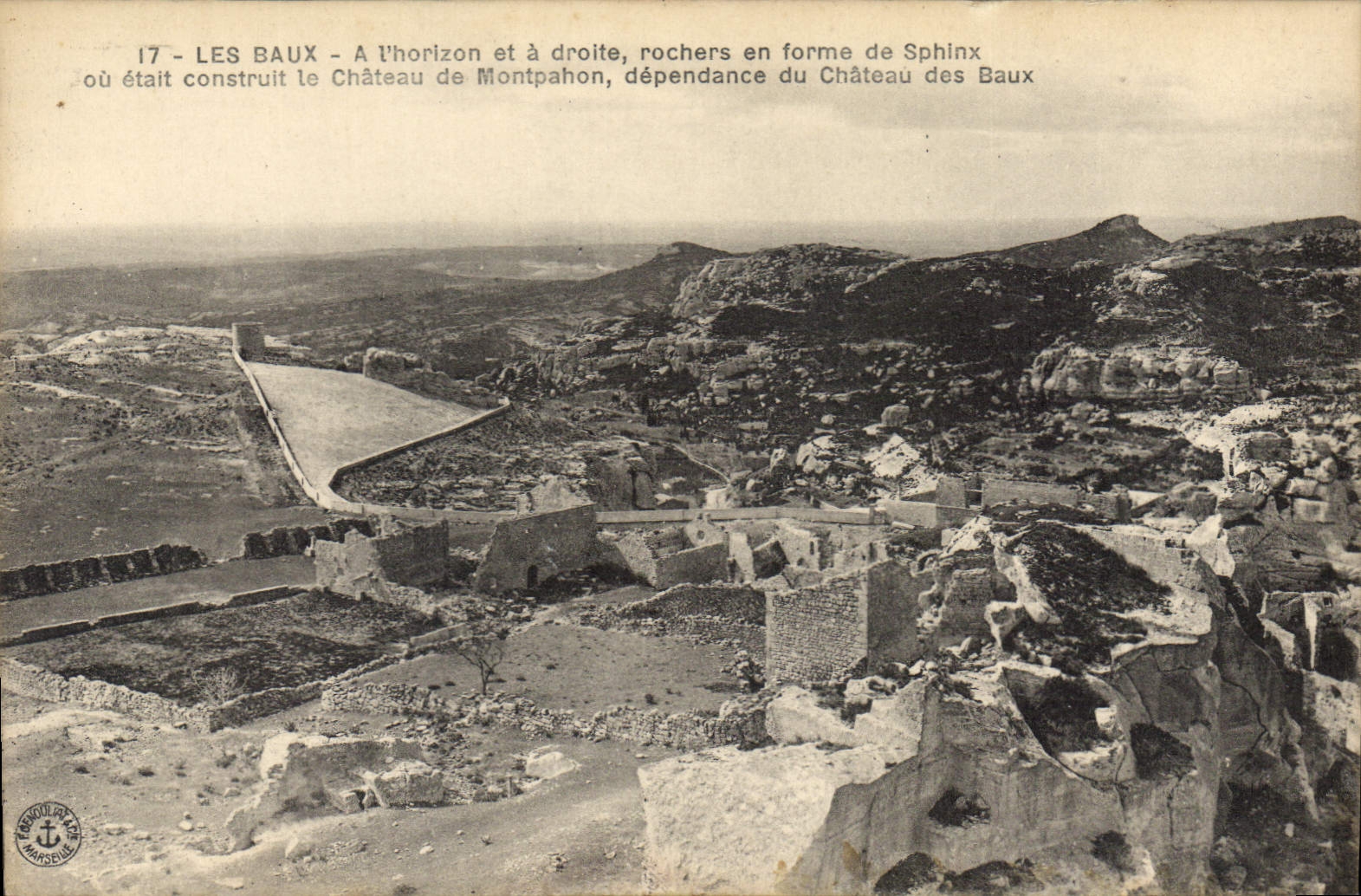 CPA Les Baux A l'horizon et a droite rochers en forme de Sphinx Chateau des Baux 