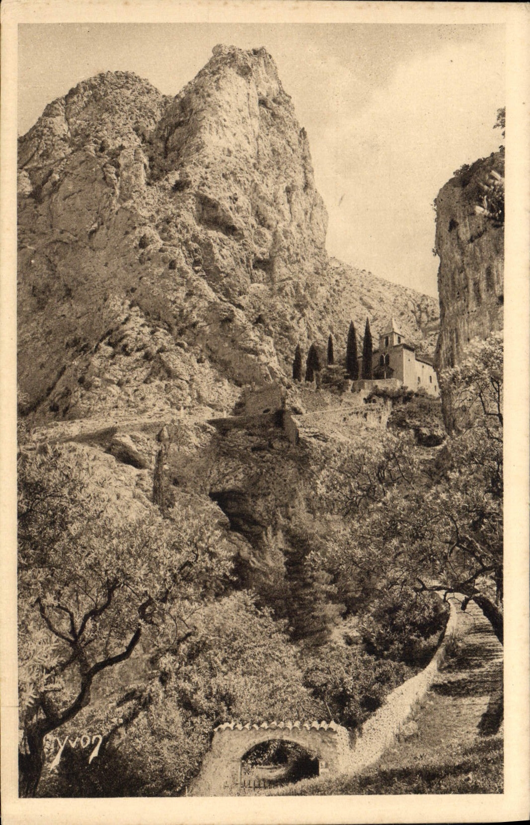 CPA Paysages et Pierres de Provence Moustiers Ste Marie et la Chapelle de Beauvoir fondee par Charle
