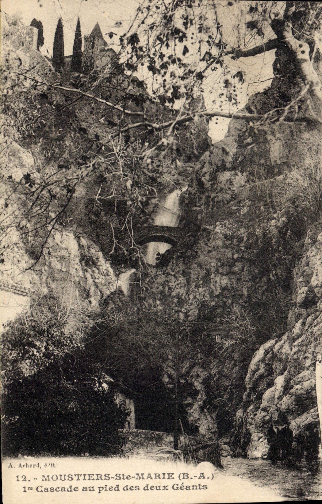 CPA Moustiers Ste Marie B A Cascade au pied des deux Geants 