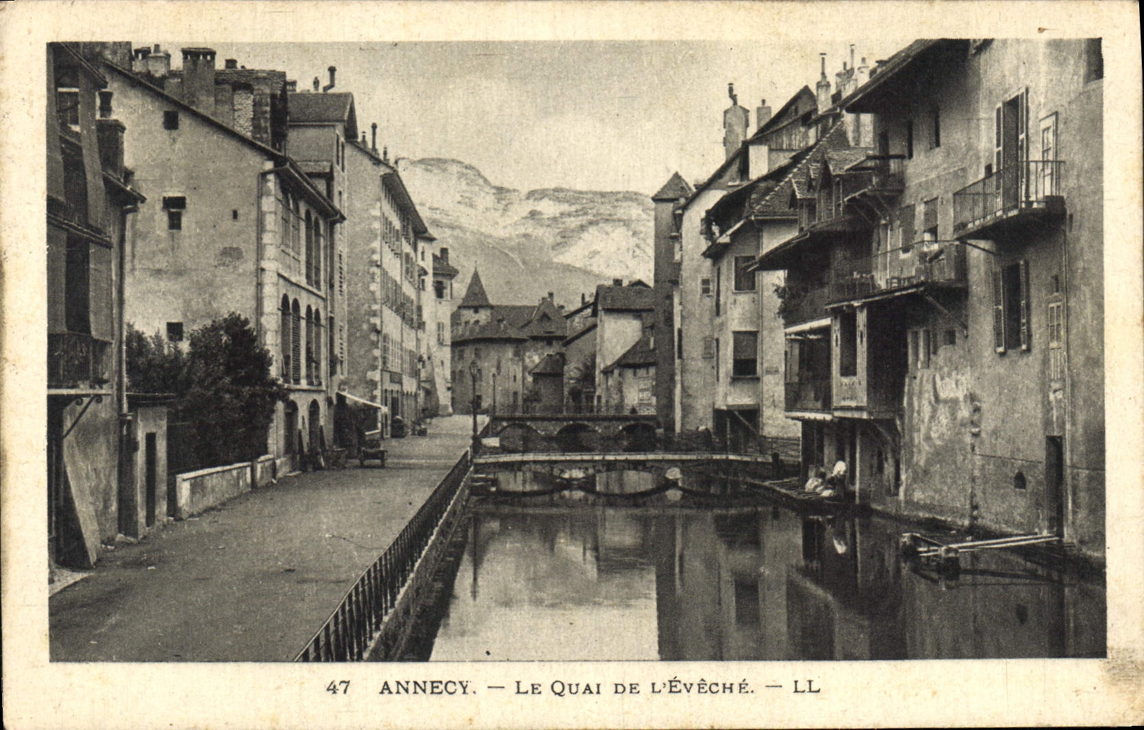 CPA Annecy Le quai de l'Eveche 
