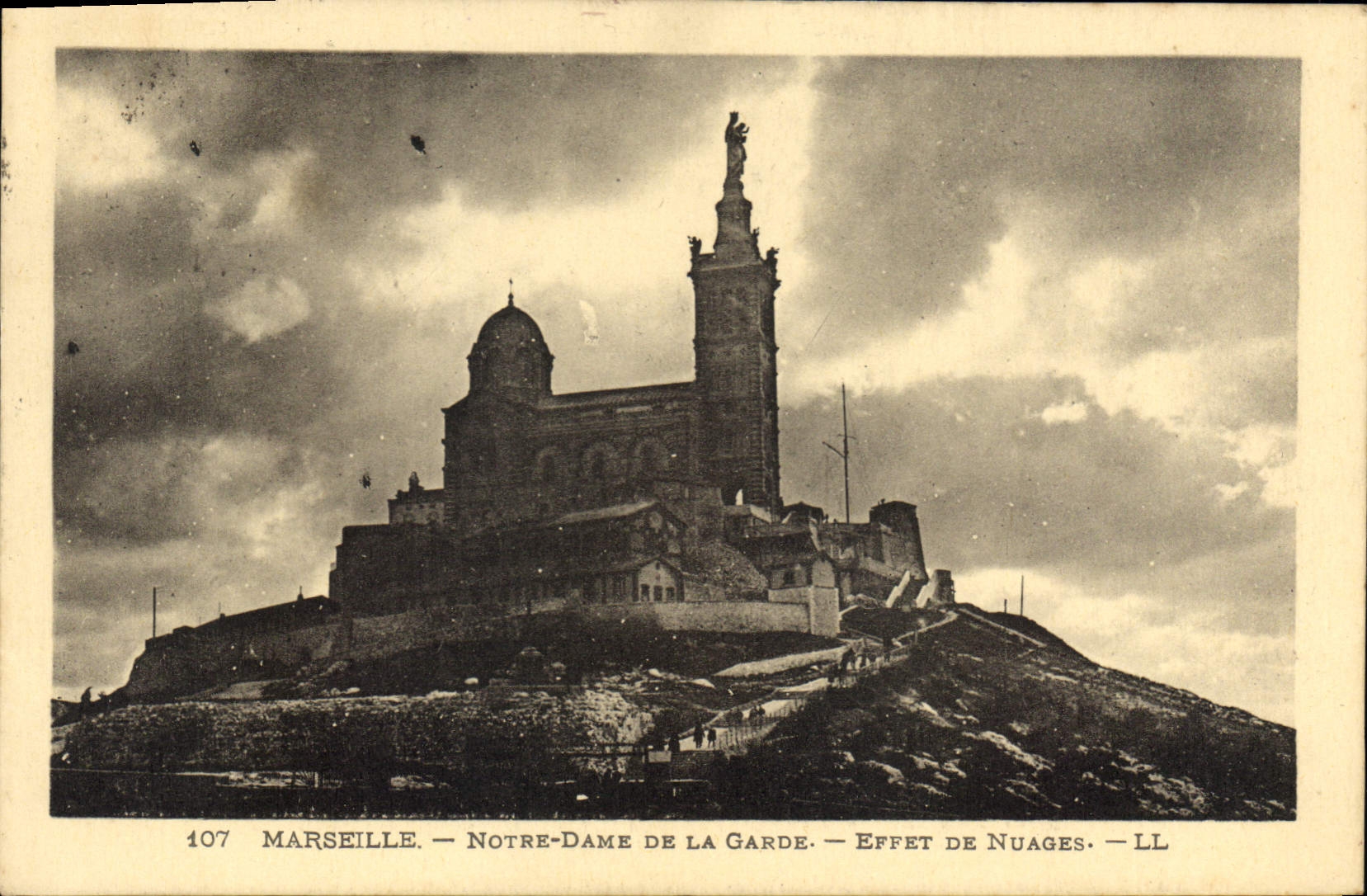 CPA Marseille Notre Dame de la Garde Effet de Nuages 