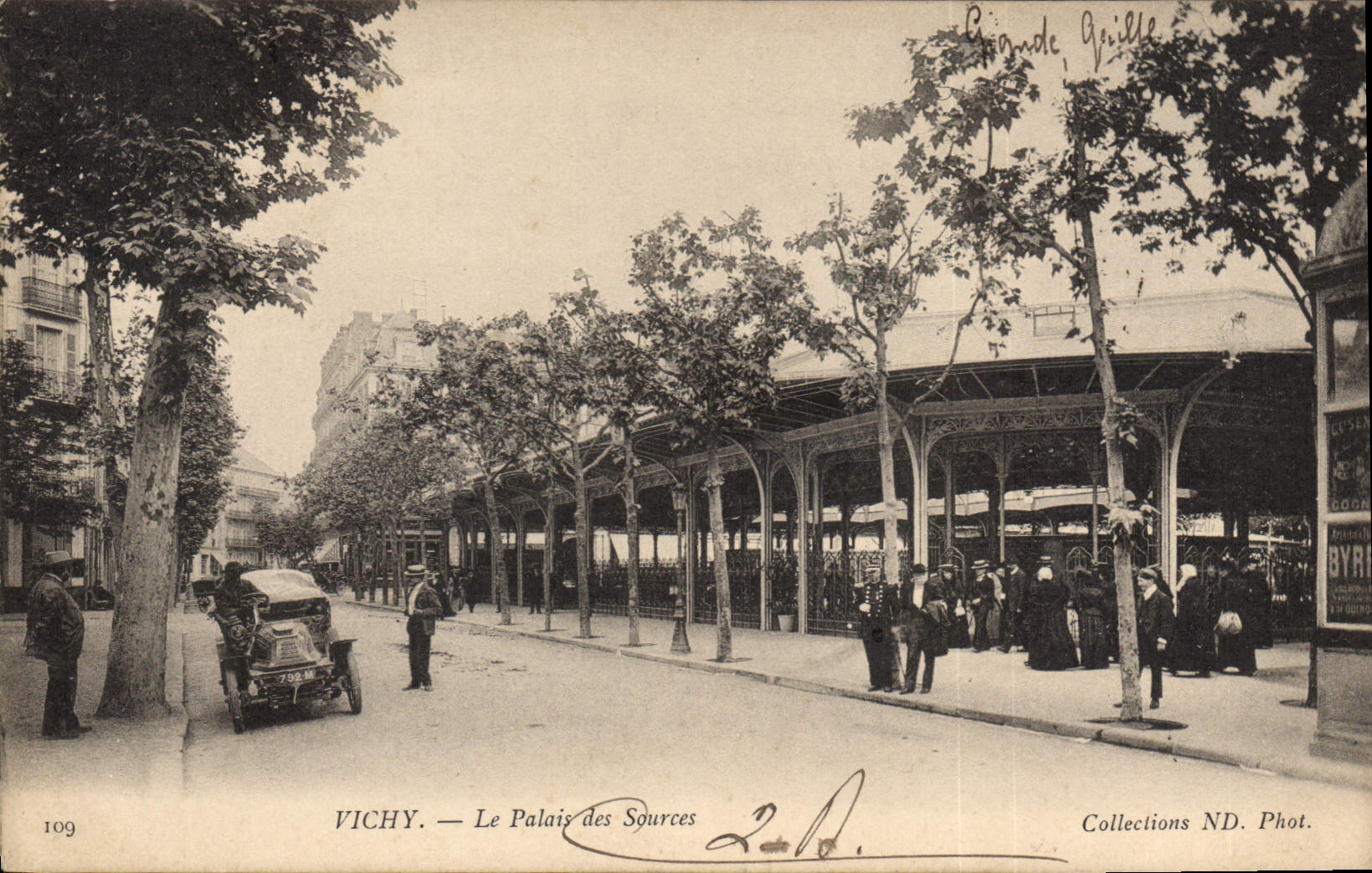 CPA Vichy Le Palais des Sources Automobile