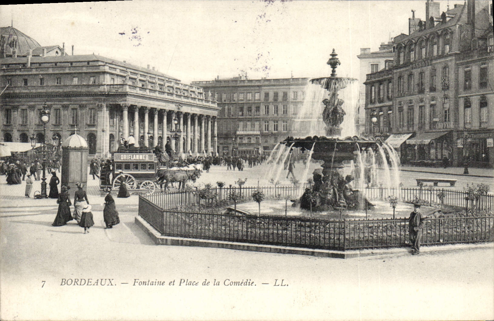 CPA Bordeaux Fontaine et Place de la Comedie Oriflamme