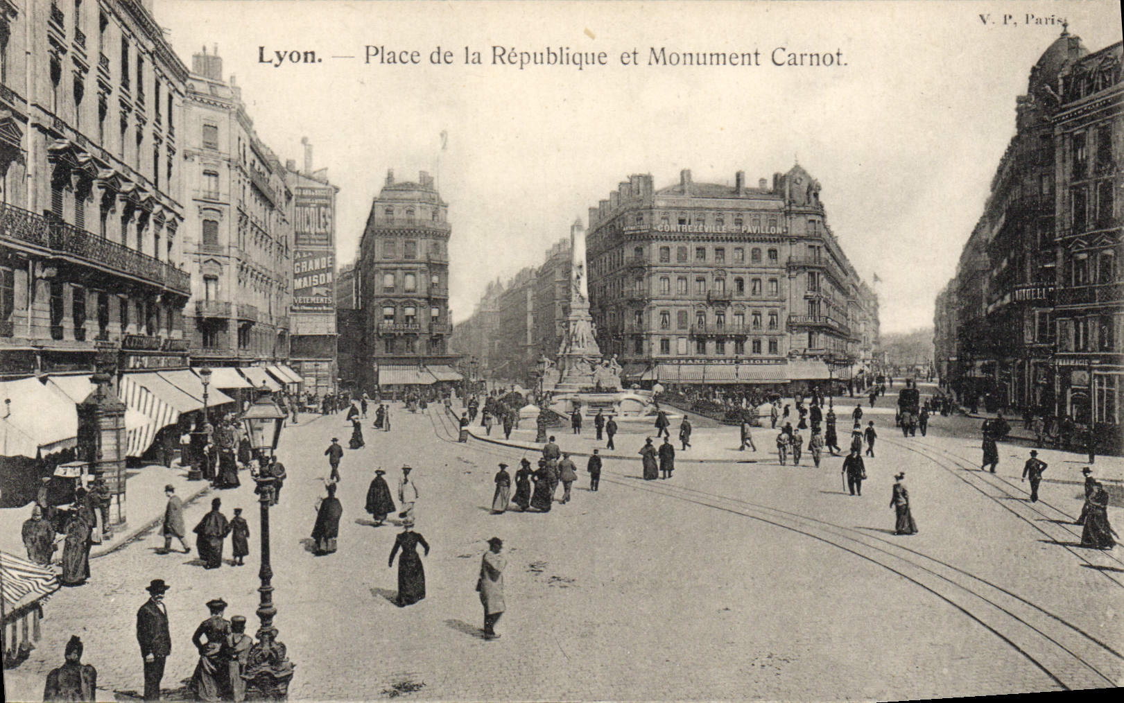 CPA Lyon Place de la Republique et Monument Carnot 