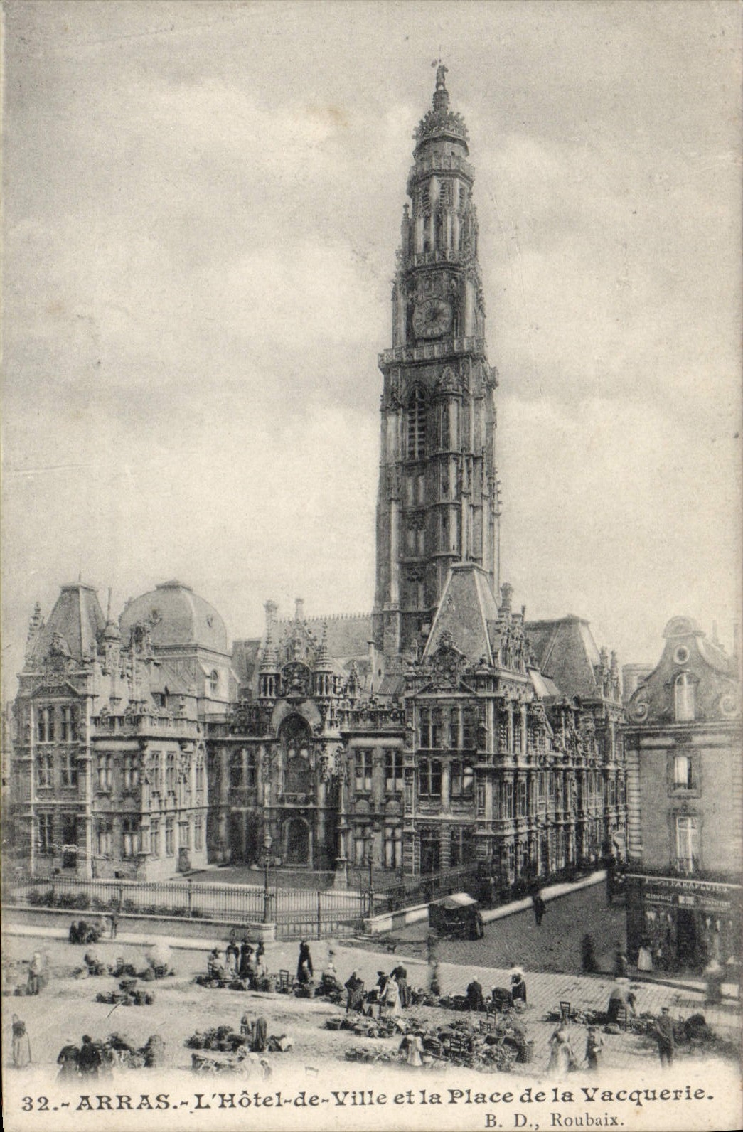 CPA Arras l'Hotel de Ville et la Place de la Vacquerie 