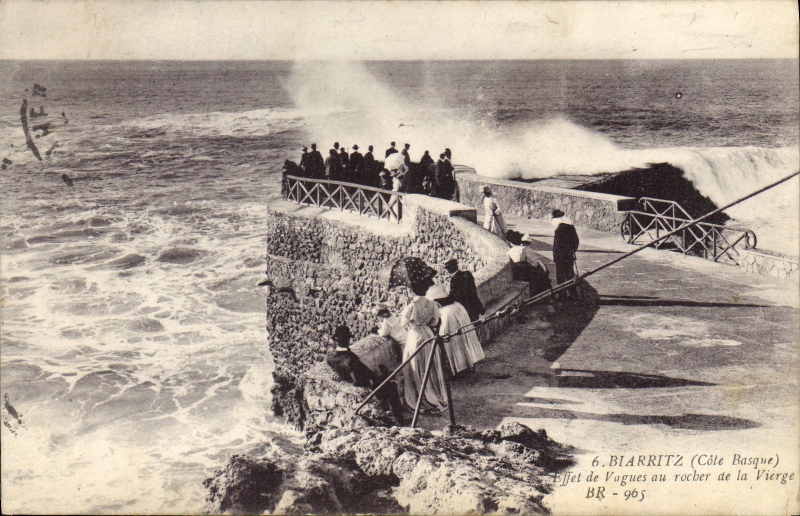 CPA Biarritz Cote Basque Effet de Vagues au rocher de la Vierge 
