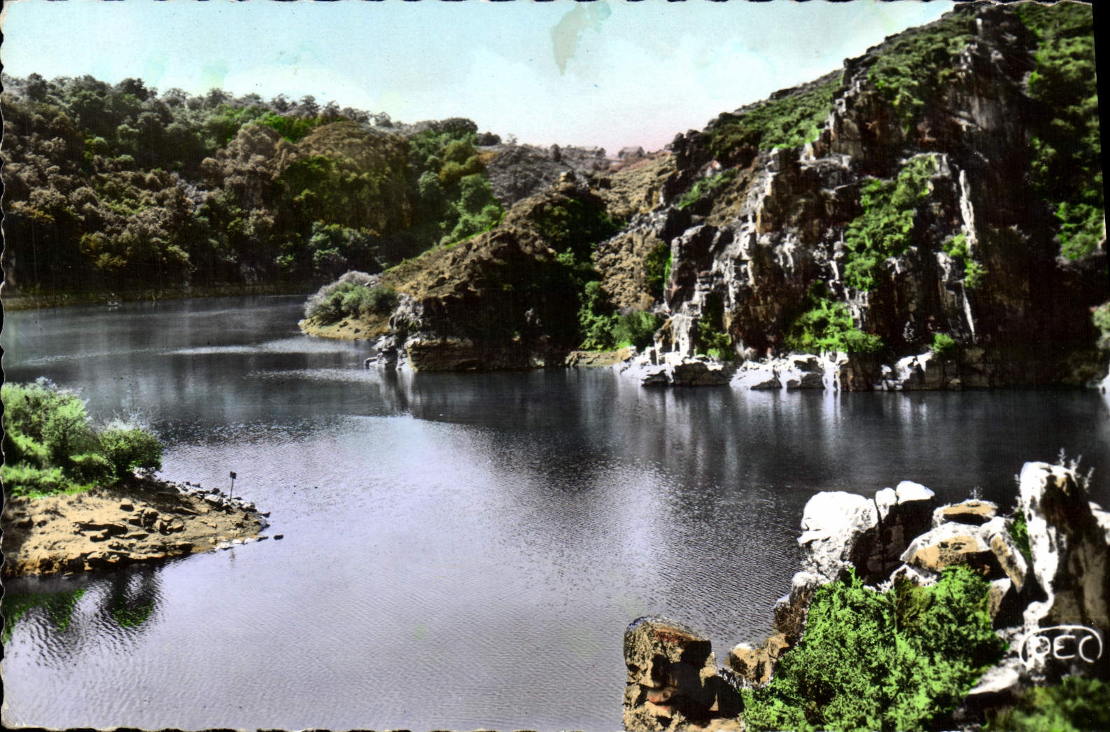 CPA La Creuse Pittoresque Le Confluent de la Cruise et de la Sedekke devant le Rocher des Flleuses