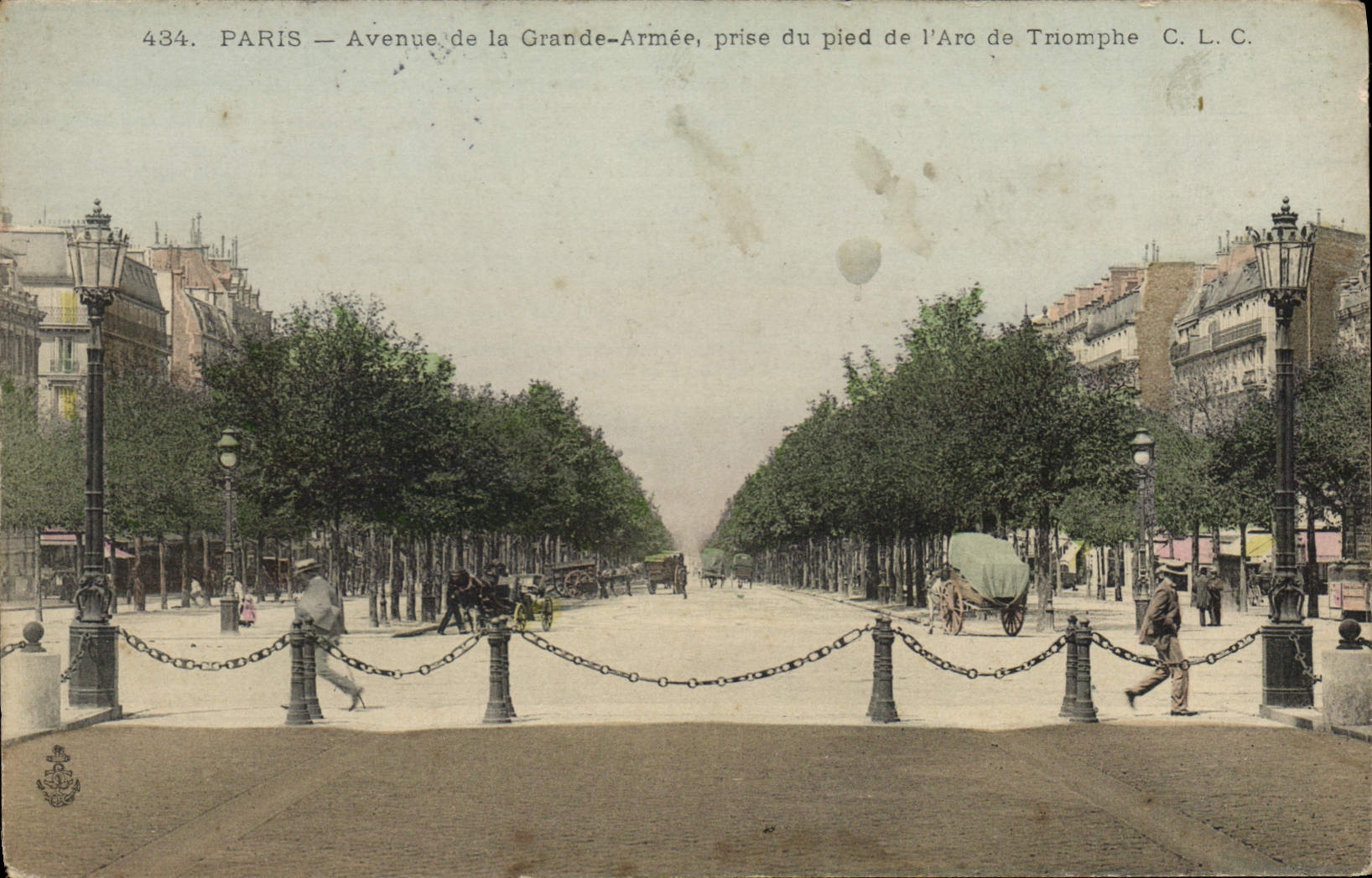 CPA Paris Avenue de la Grande Armee prise du pied de l'Arc de Tromphe 