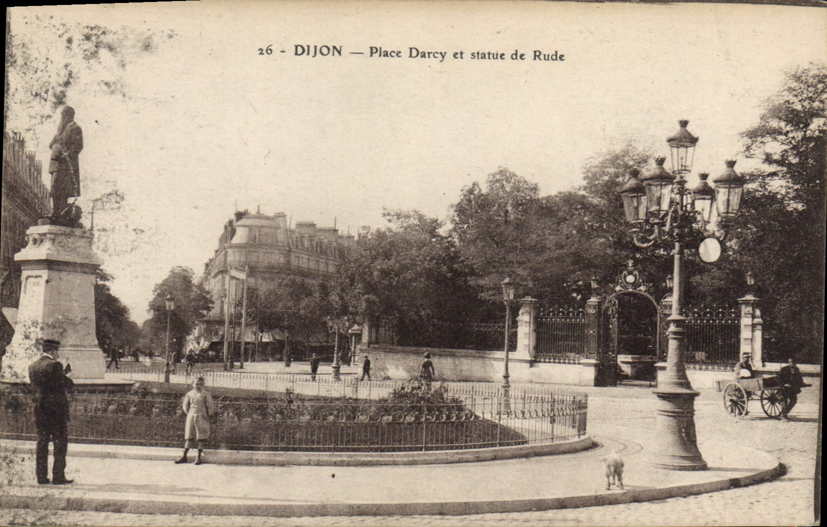 CPA Dijon Place Darey et statue de Rude 