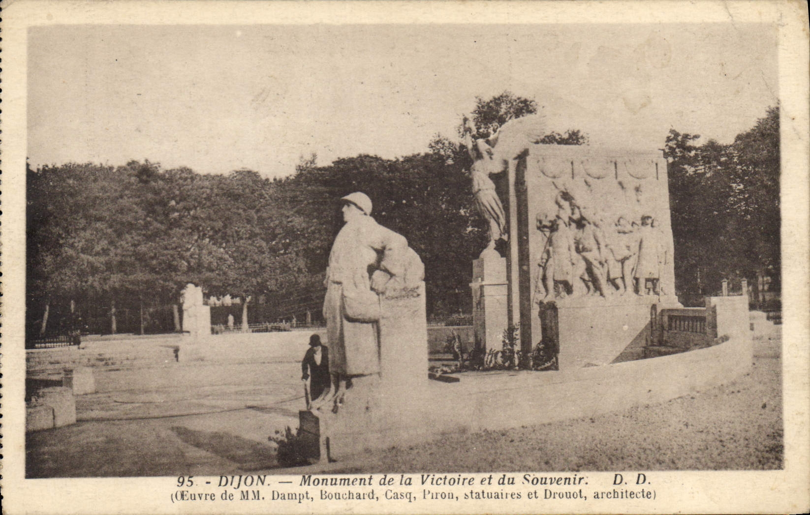 CPA Dijon Monument de la Victore et du Souvenir 