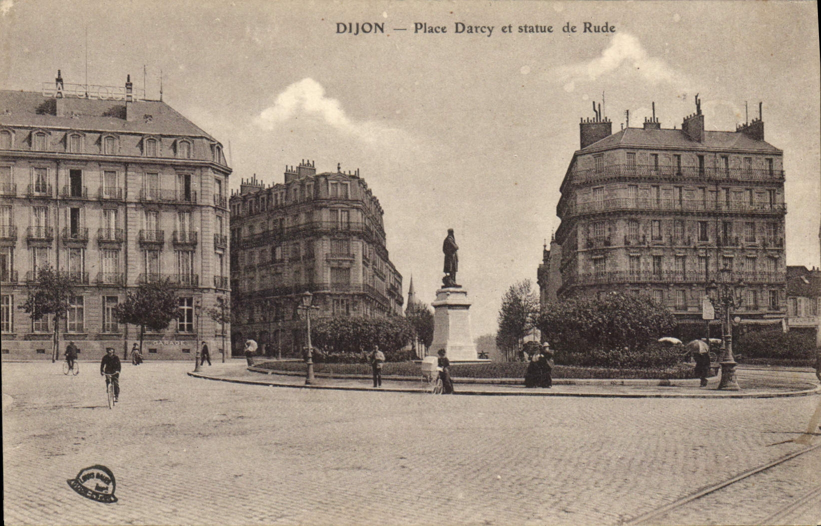 CPA Dijon Place Darcy et statue de Rude 