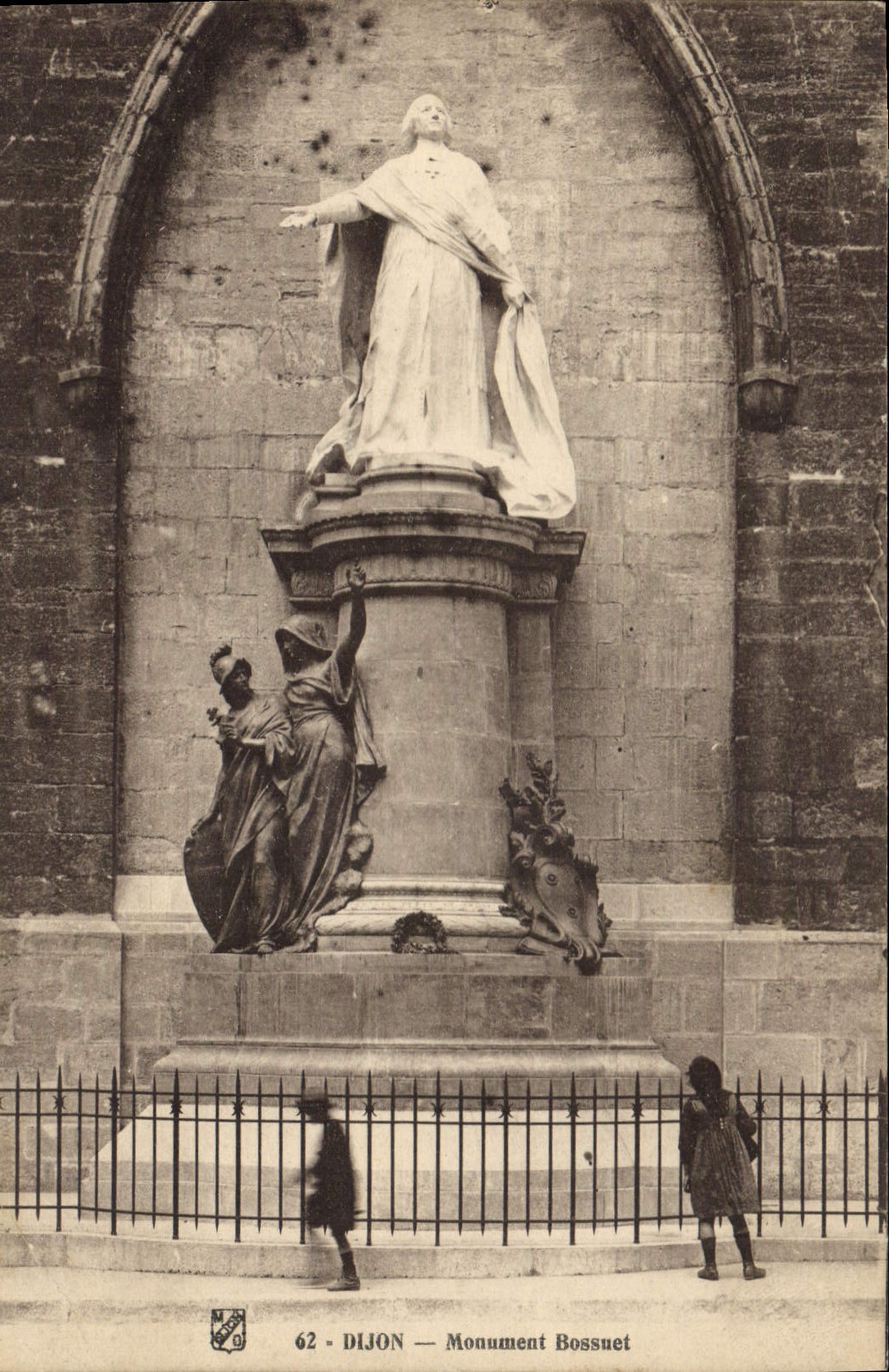 CPA Dijon Monument Bossuet 