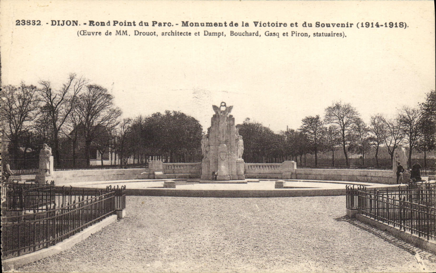 CPA Dijon Rond Pint du Parc Monument de la Victoire et du Souvenir