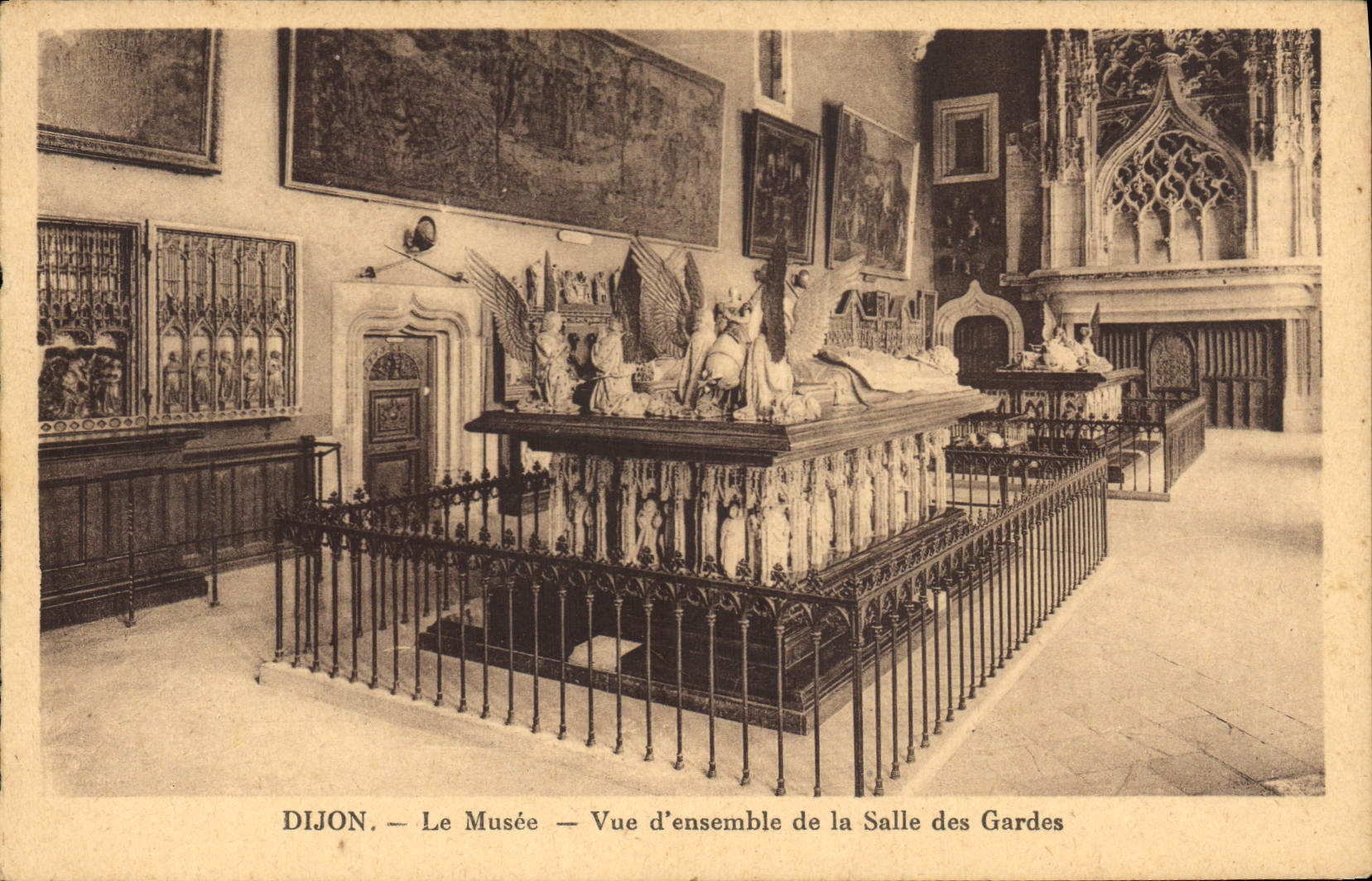 CPA Dijon Le Musee Vue d'Ensemble de la Salle des Gardes