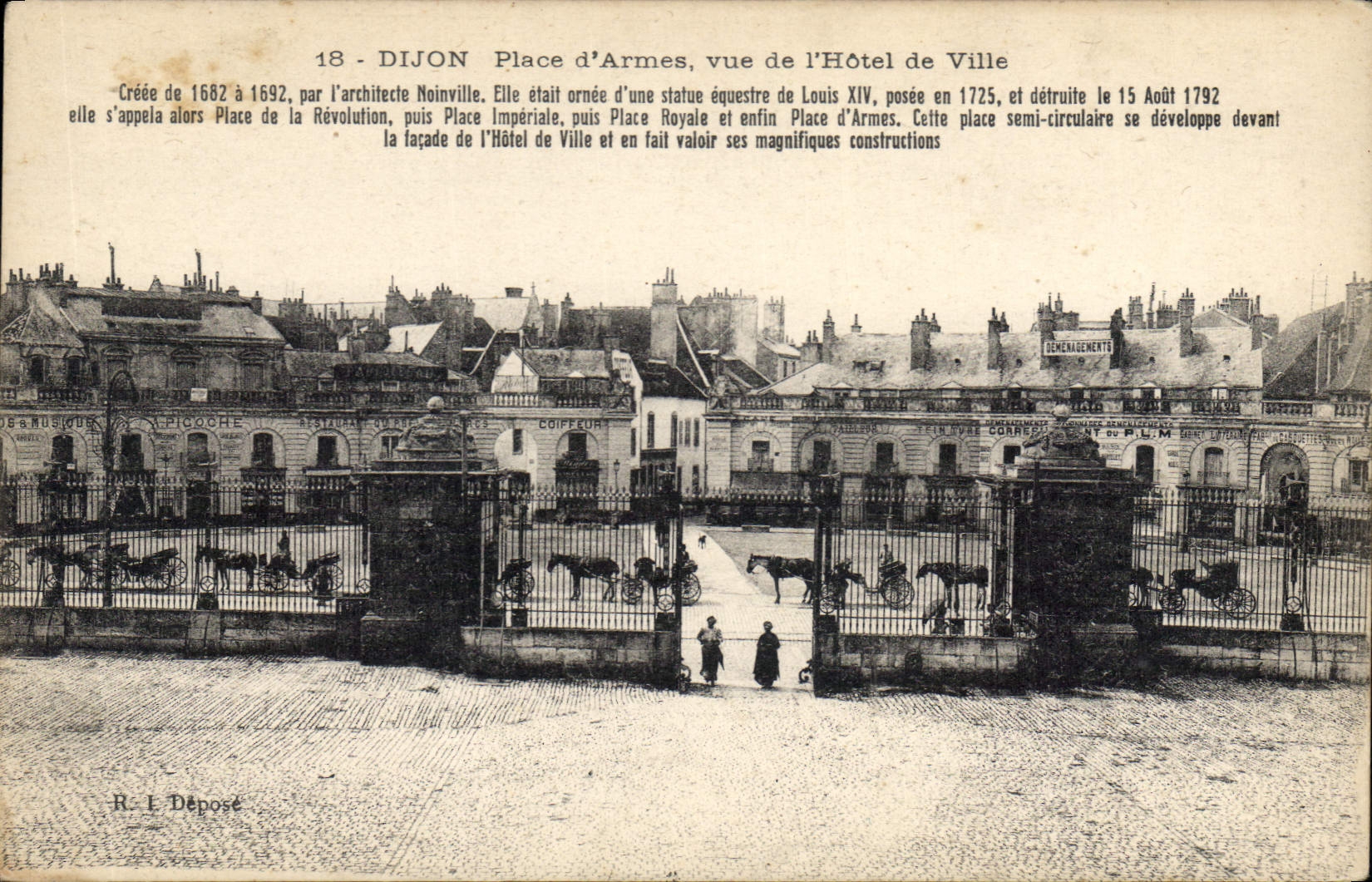 CPA Dijon place d'Armes vue de l'hotel de ville creee de 1682 1692 par l'architecte Noinville elle e