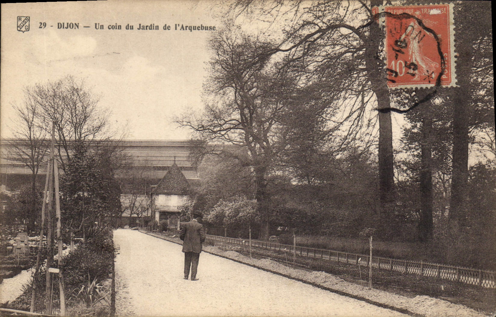 CPA Dijon un coin du jardin de l'Arquebuse