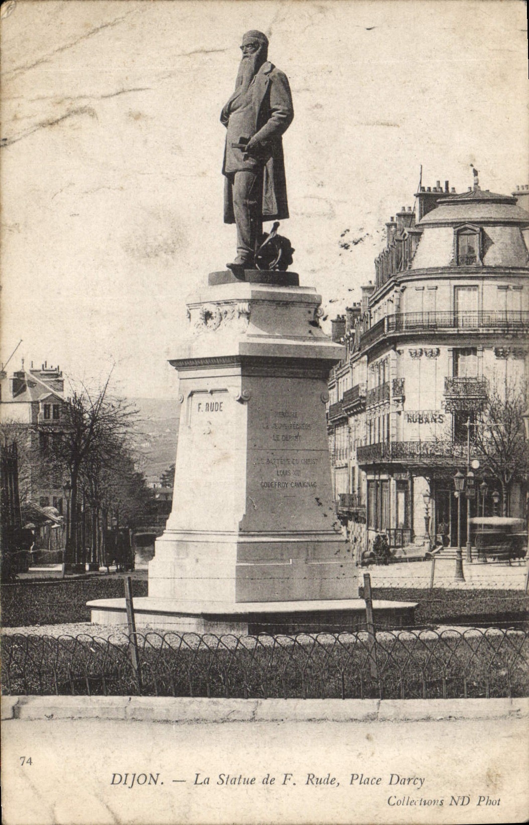 CPA Dijon la statue de F Rude place Darcy 