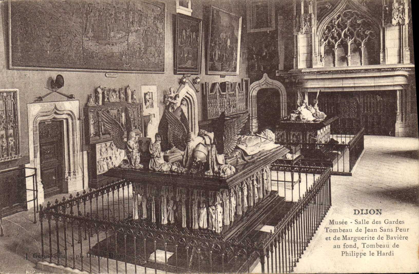 CPA Dijon Musee salle des Gardes Tombeau de Jean Sans Peur et de Marguerite de Baviere au fond Tombe