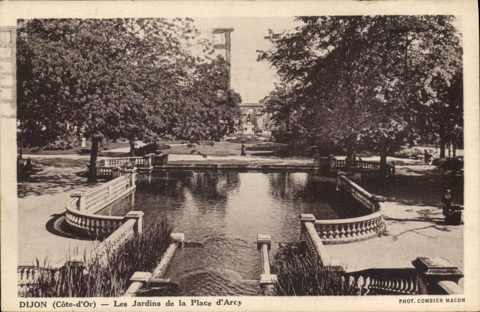 CPA Dijon Cote d'Or les jardins de la place d'Arcy 